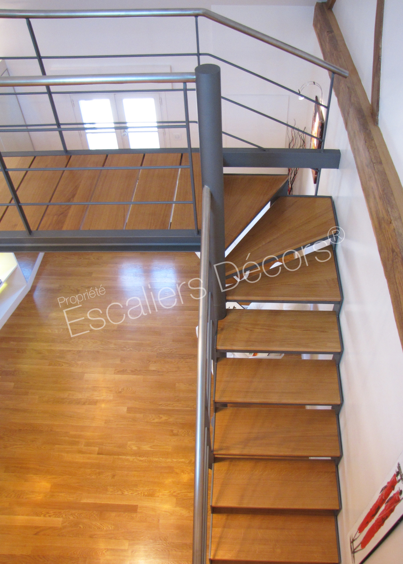 Photo DT83 - ESCA'DROIT® 1/4 tournant Haut. Escalier d'intérieur design en métal et bois pour une décoration contemporaine type loft. Vue 2